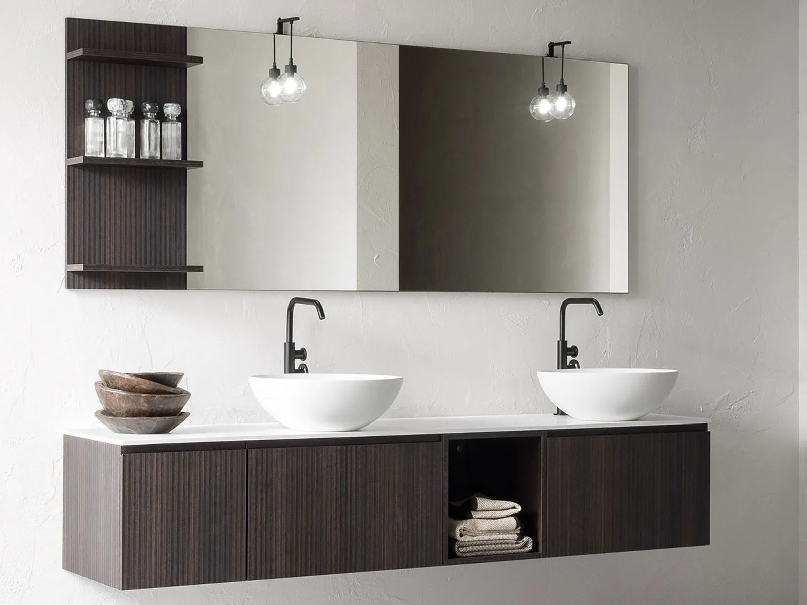 Mobile bagno sospeso in legno scuro cannettato con due lavabi d'appoggio e specchio con mensole