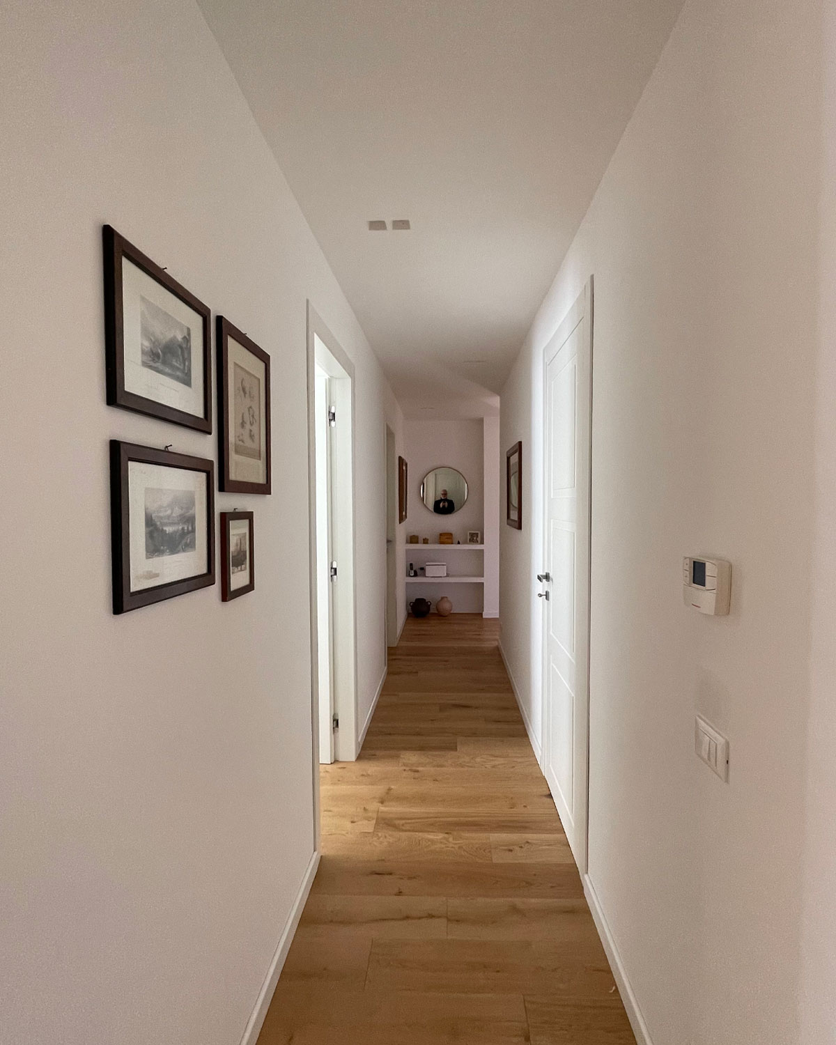 Corridoio della zona notte con parquet in rovere e porte bianche