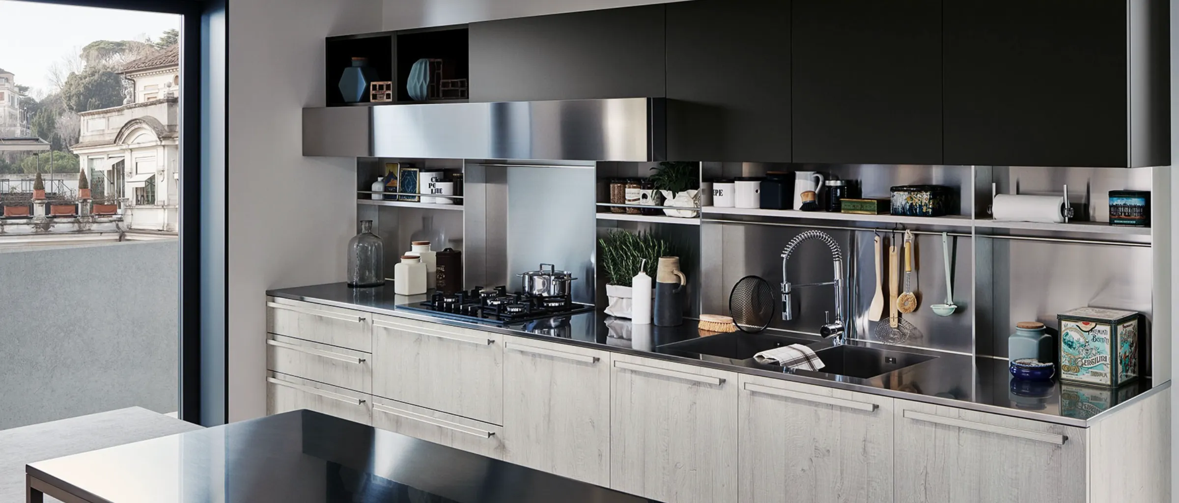 Cucina Ethica con acciaio e legno grezzo