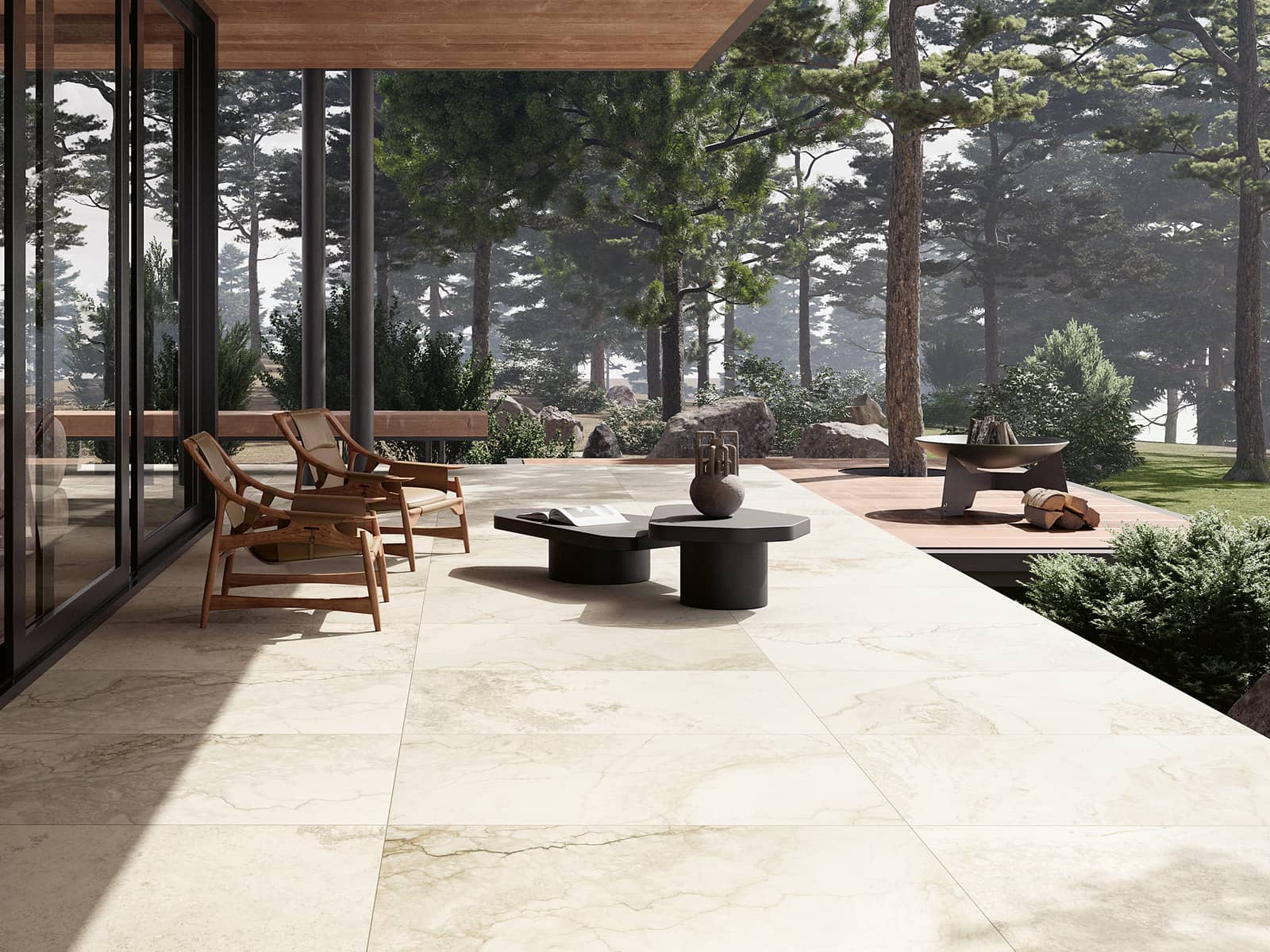 Terrazza con pavimento in gres effetto marmo a grandi lastre, poltrone in legno e tavolini neri