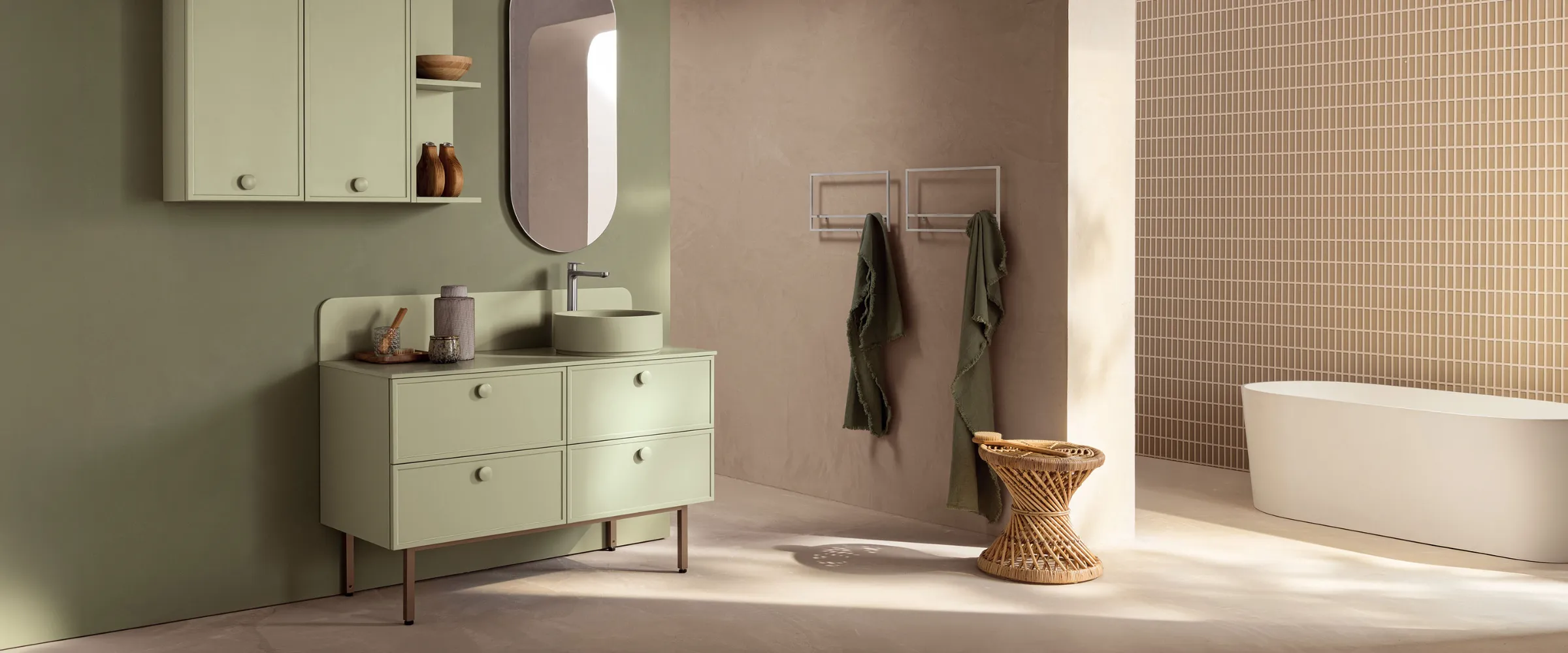 Bagno con mobile verde salvia e vasca freestanding