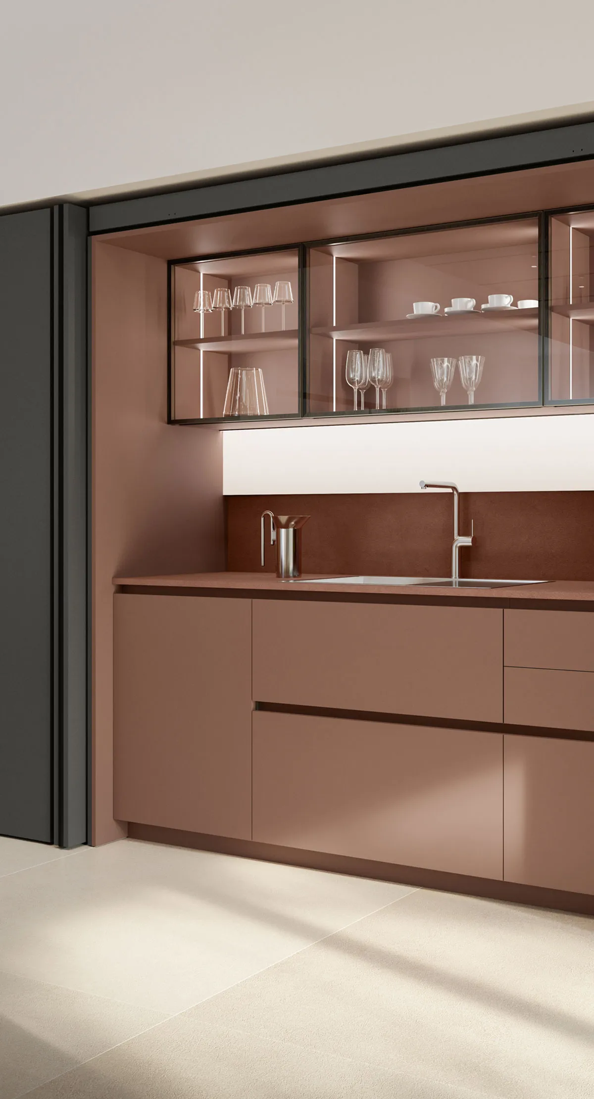 Cucina Iconica color terracotta con pensili in vetro e ante a scomparsa