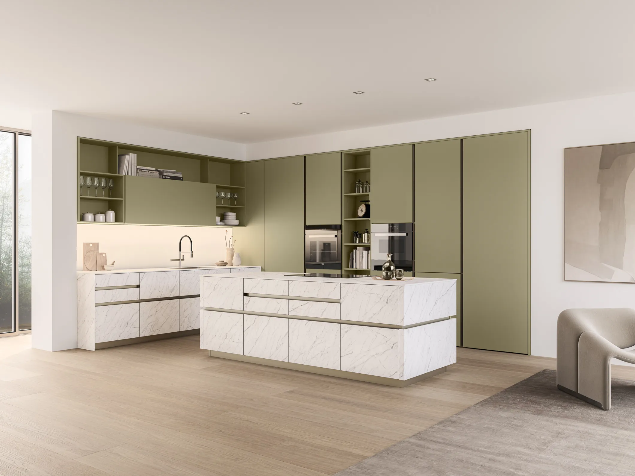 Cucina Iconica con isola effetto marmo e colonne verde oliva