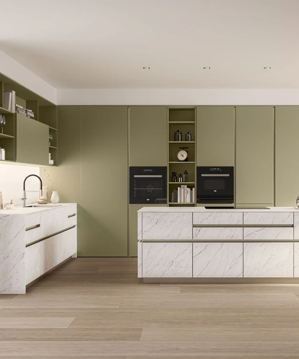 Cucina Iconica con colonne verde oliva, forni affiancati e isola effetto marmo