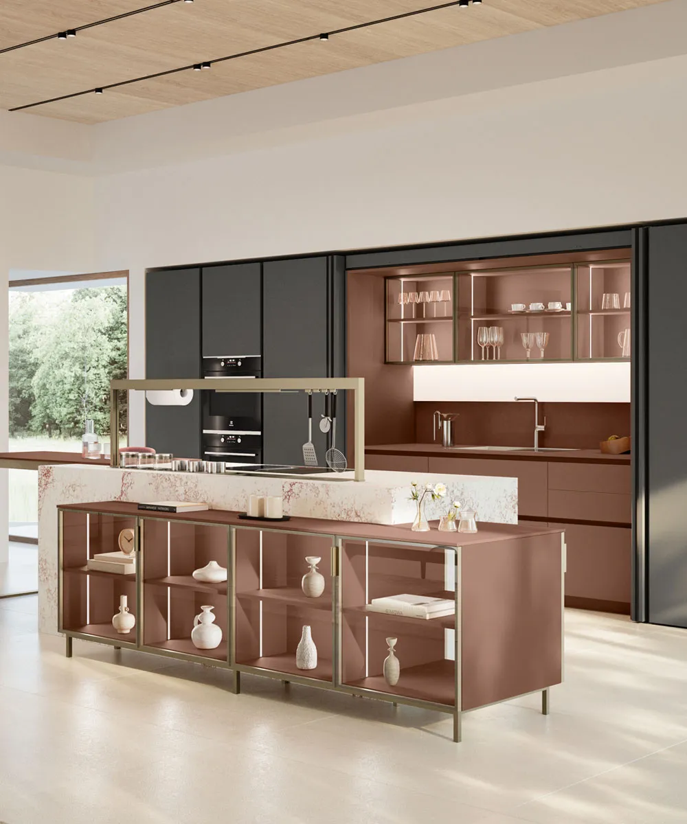Cucina Iconica terracotta e antracite con isola vetrina e piano in marmo