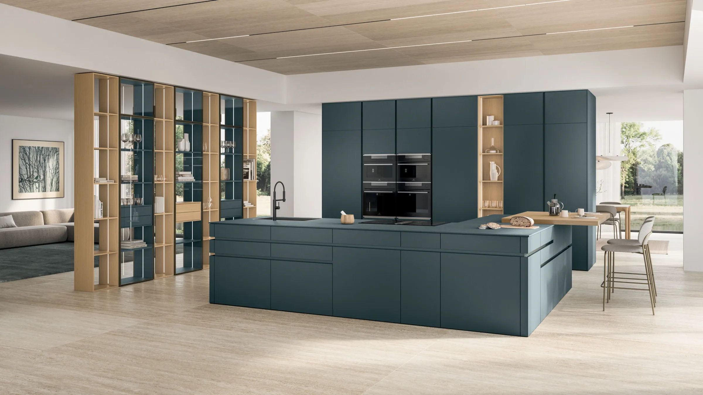 Cucina Iconica blu petrolio con isola e libreria in rovere