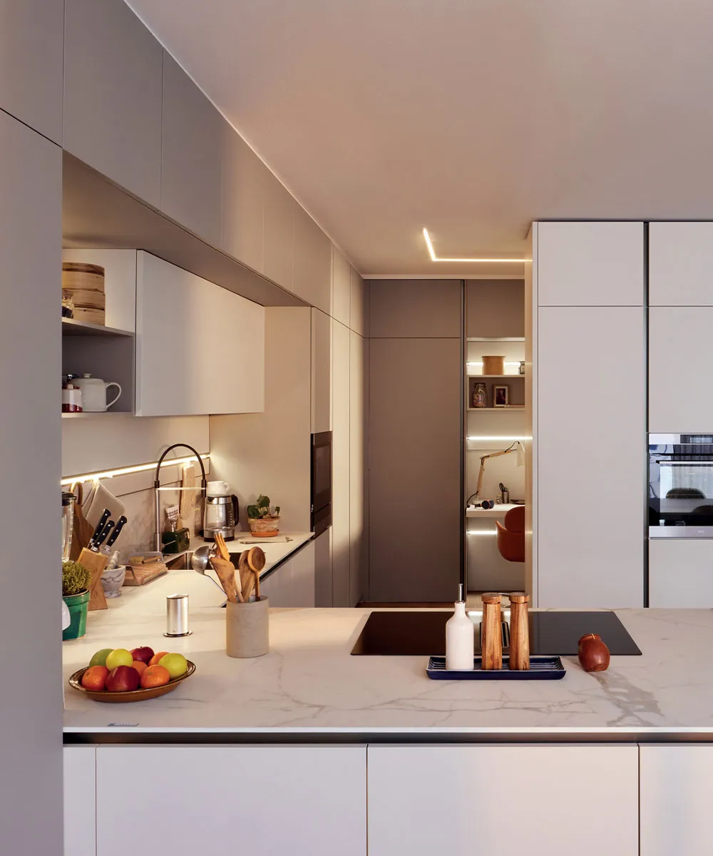 Cucina Lounge con penisola in marmo e colonne a tutta altezza
