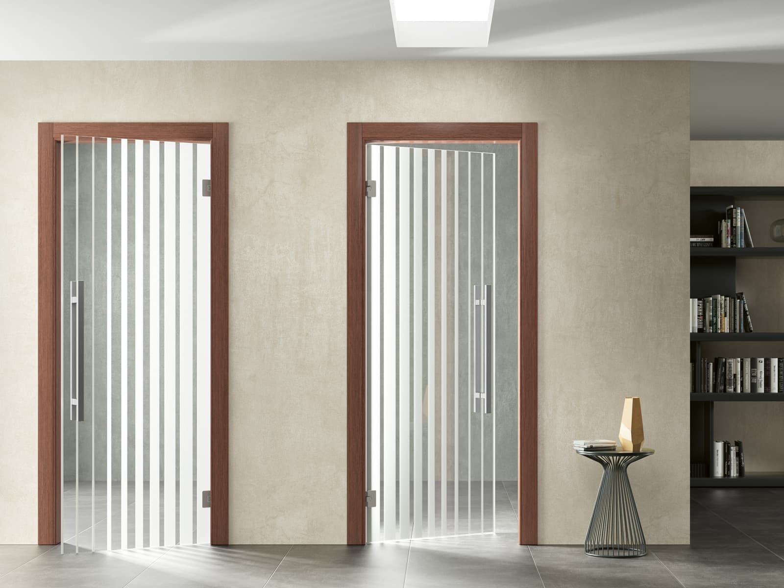 Due porte battenti in vetro decorato a righe con telaio in legno, su parete in resina beige