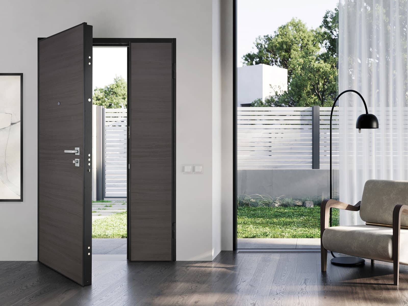 Porta blindata a due ante in legno scuro aperta sul giardino, con pavimento in rovere grigio