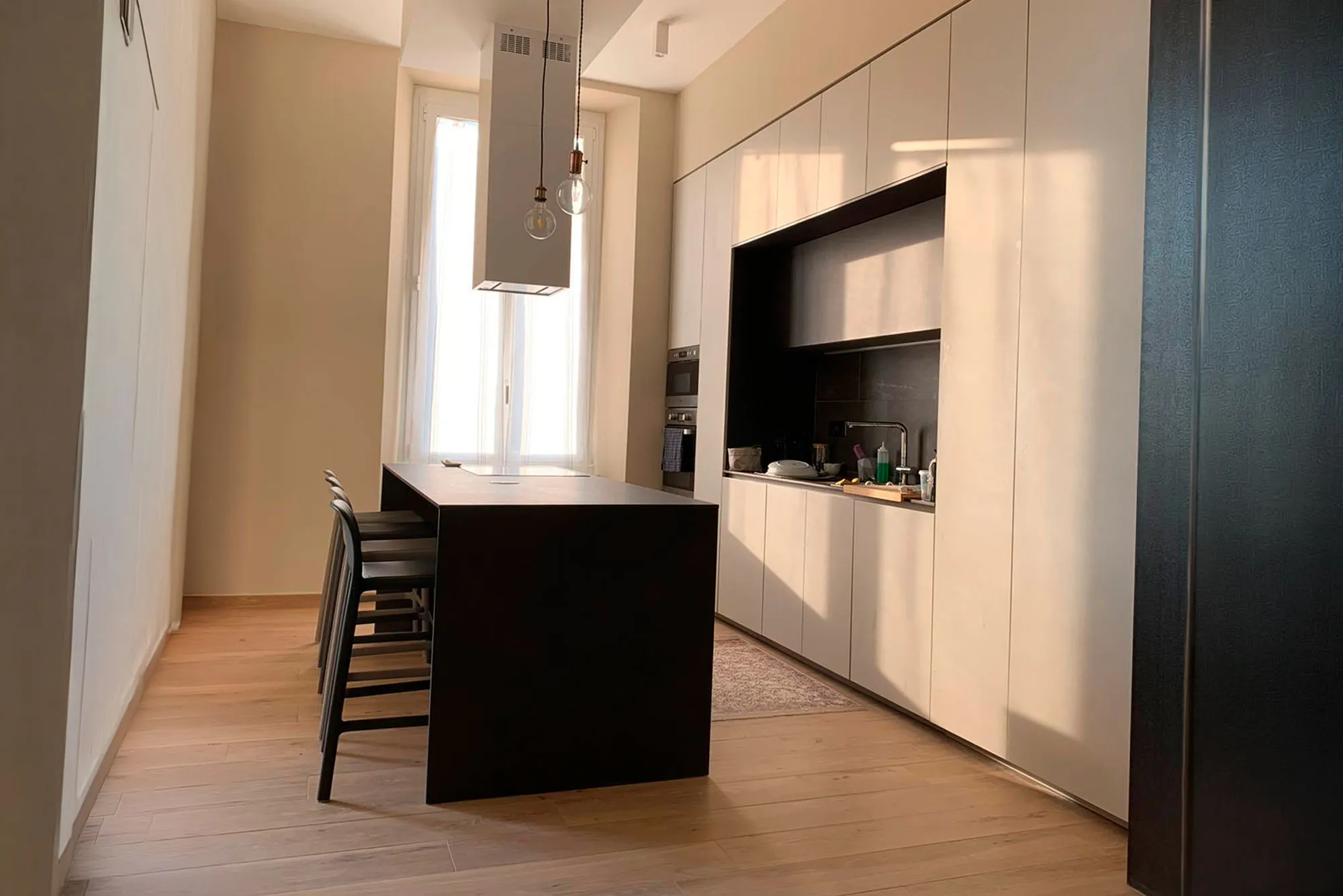 Cucina con isola scura in un appartamento