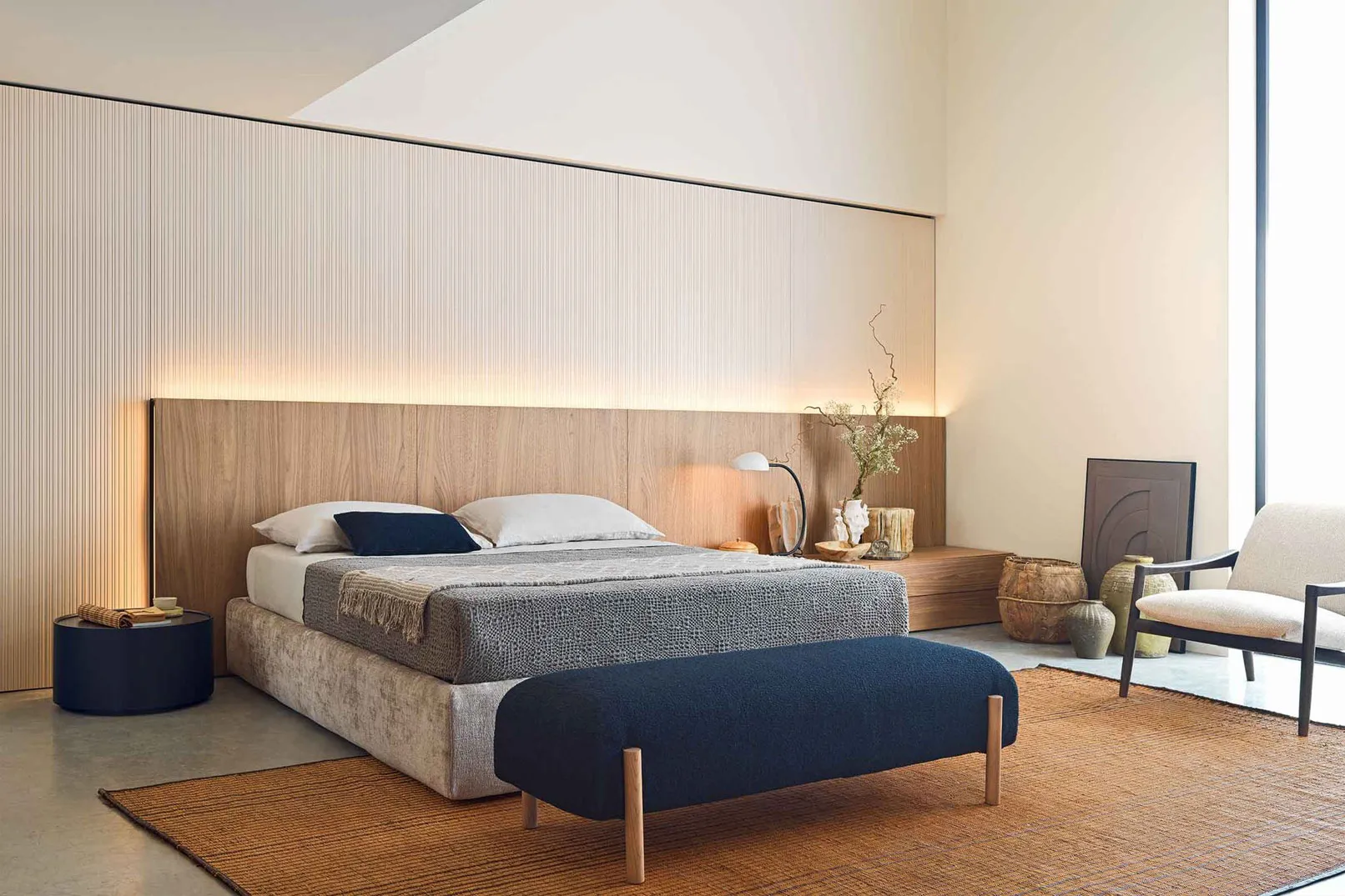 Camera da letto con testiera in legno e panca imbottita