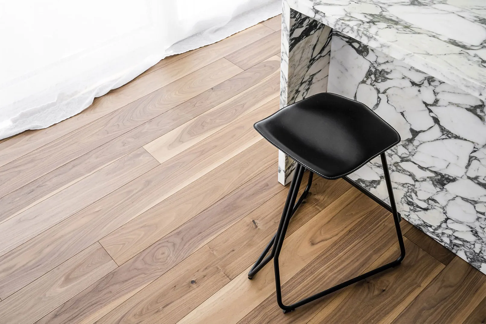 Parquet in noce con sgabello e piano in marmo