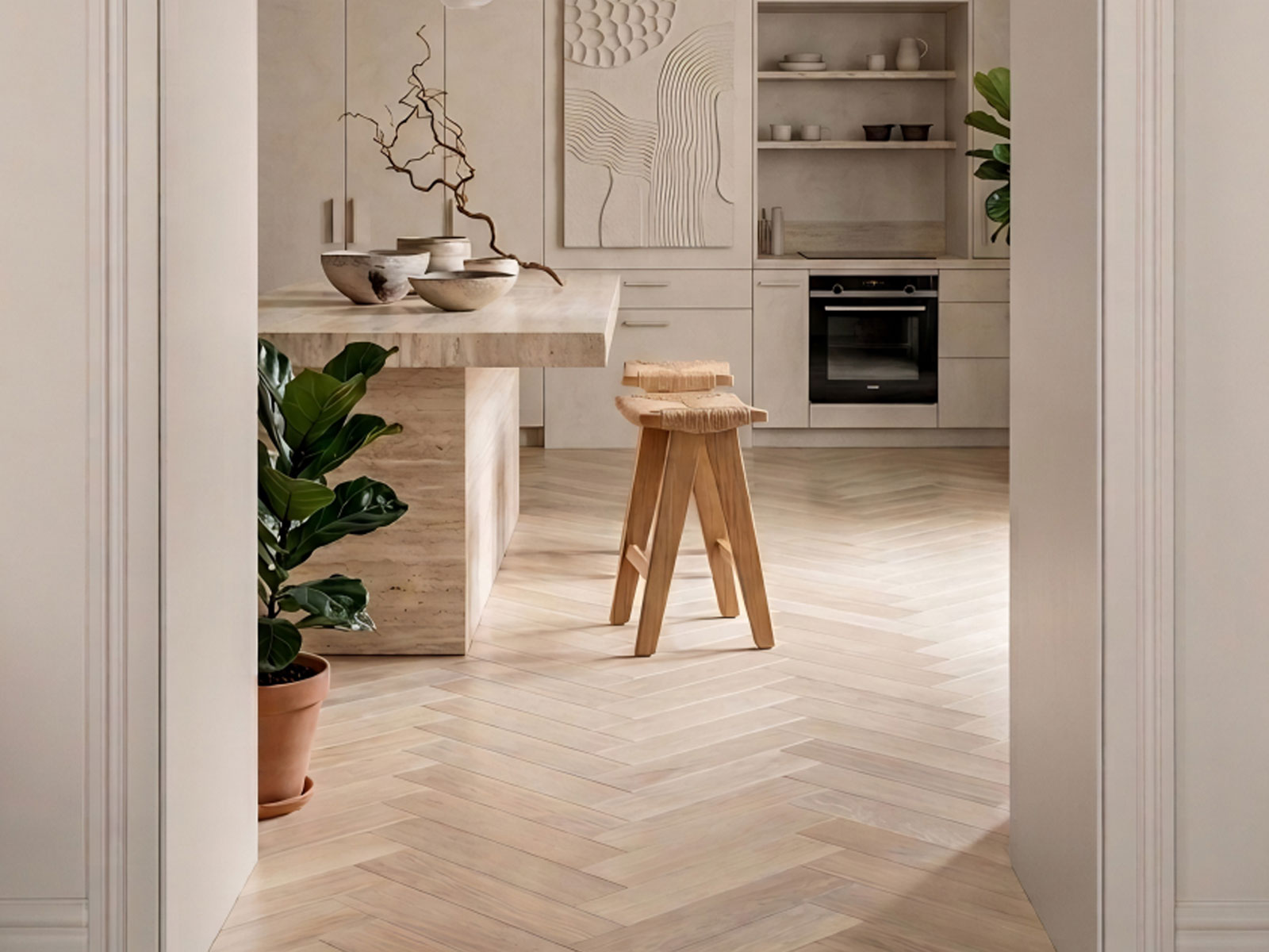 Parquet in rovere sbiancato a spina italiana in una cucina con isola in travertino