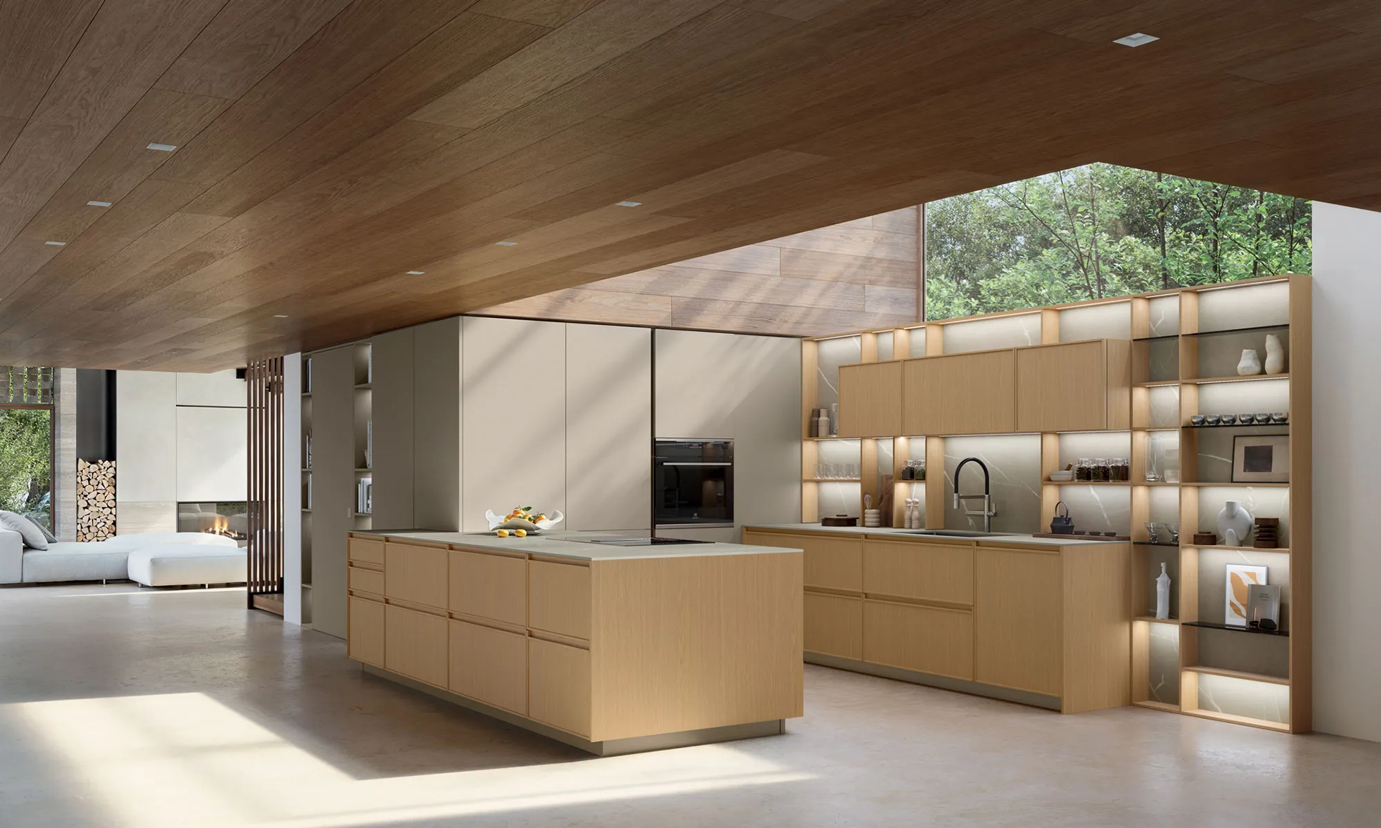 Cucina Sakura in rovere con isola e libreria illuminata sotto un soffitto in legno