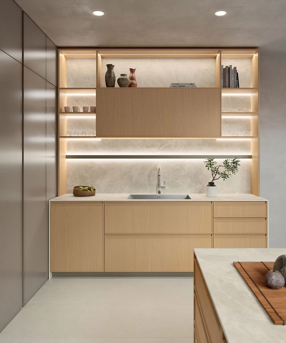 Cucina Sakura in rovere con libreria illuminata, lavello e alzata in pietra