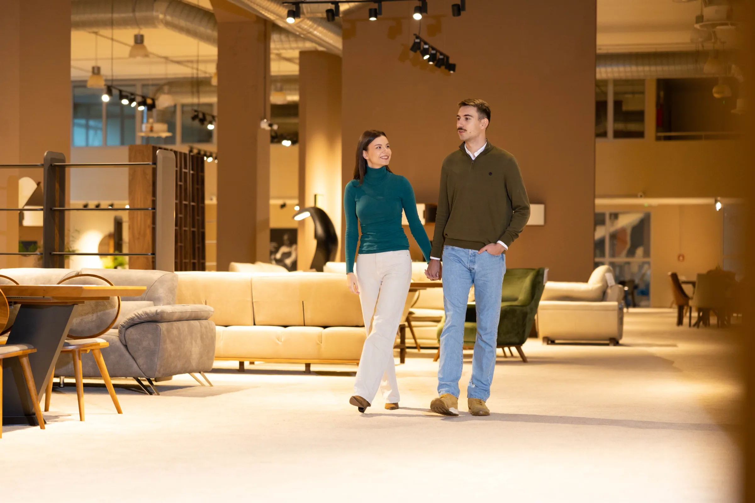 Il team Siba in showroom con una coppia di clienti