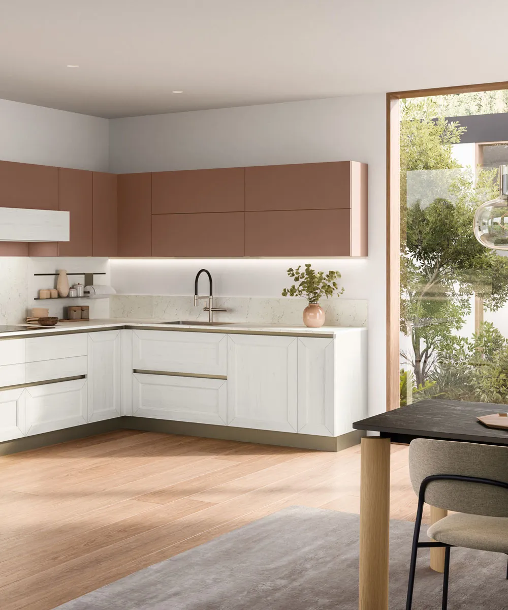 Cucina Tablet ad angolo con basi bianche a telaio e pensili terracotta vicino alla vetrata
